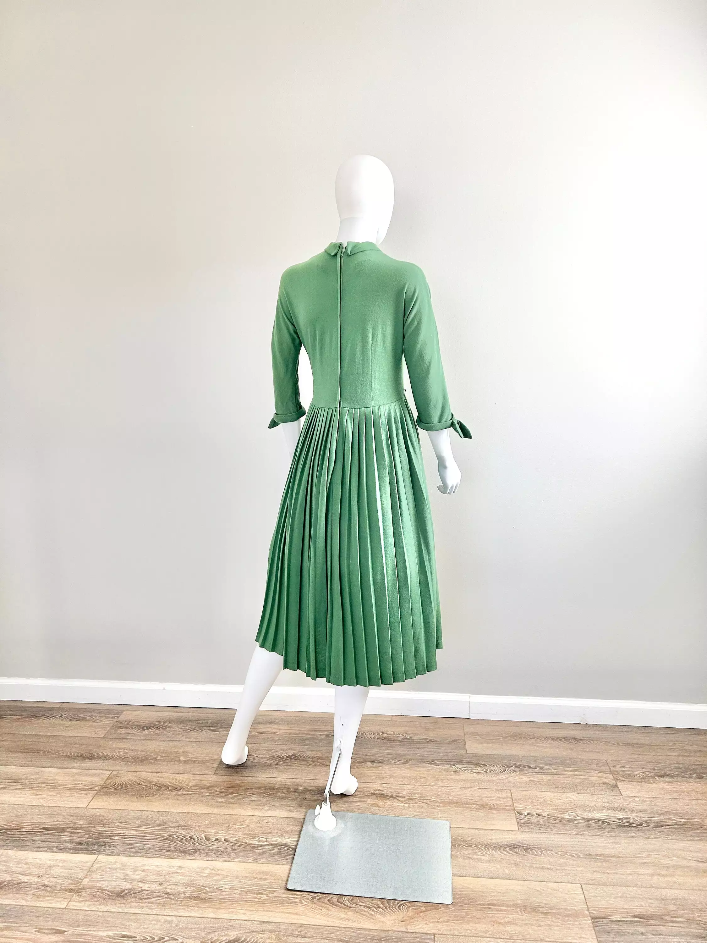 Vintage 1960s Green Plus Sized Knit Dress / 60s Retro Dress / Size XL