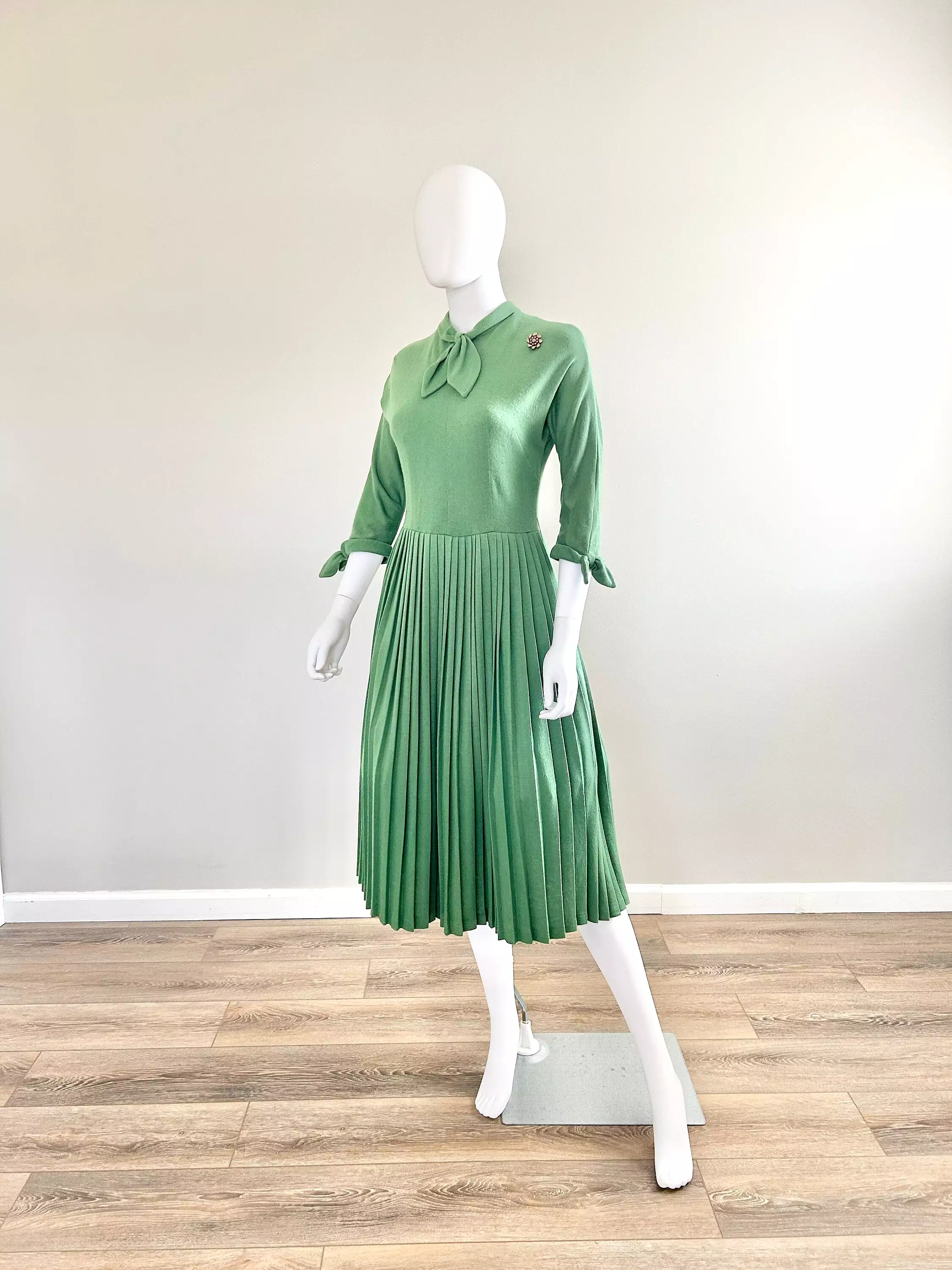 Vintage 1960s Green Plus Sized Knit Dress / 60s Retro Dress / Size XL